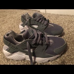 US 4y Nike huaraches